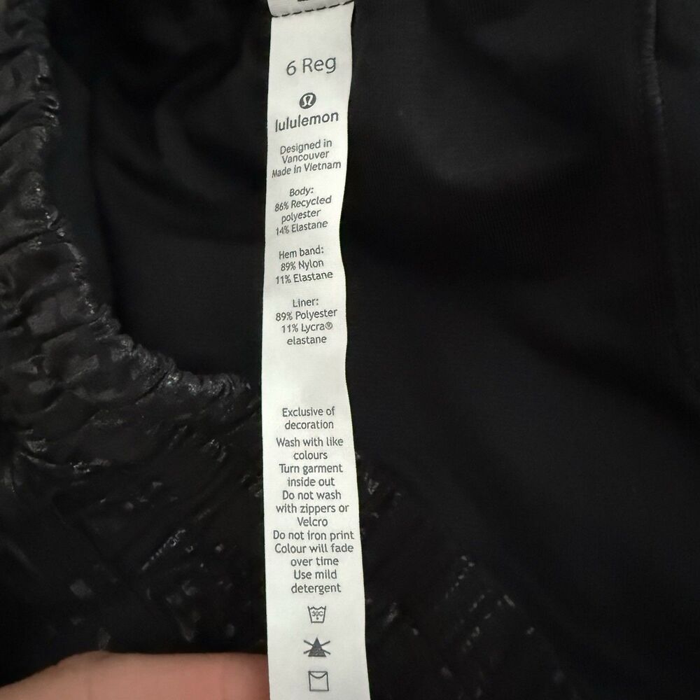 LULULEMON  20th MANIFESTO Hotty Hot II Black Foil Shorts Size 6 Small - Picture 7 of 8
